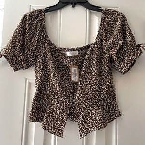 NWT off the shoulder cropped leopard top Size M with tie sleeve detail. Demure🔥